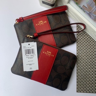 แหล่งขายและราคาพร้อมส่ง แท้ 🇺🇸💯% New Coach กระเป๋า คล้องมือ 1 ซิป S รุ่น CORNER ZIP WRISTLET IN SIG สีแดง 58035อาจถูกใจคุณ