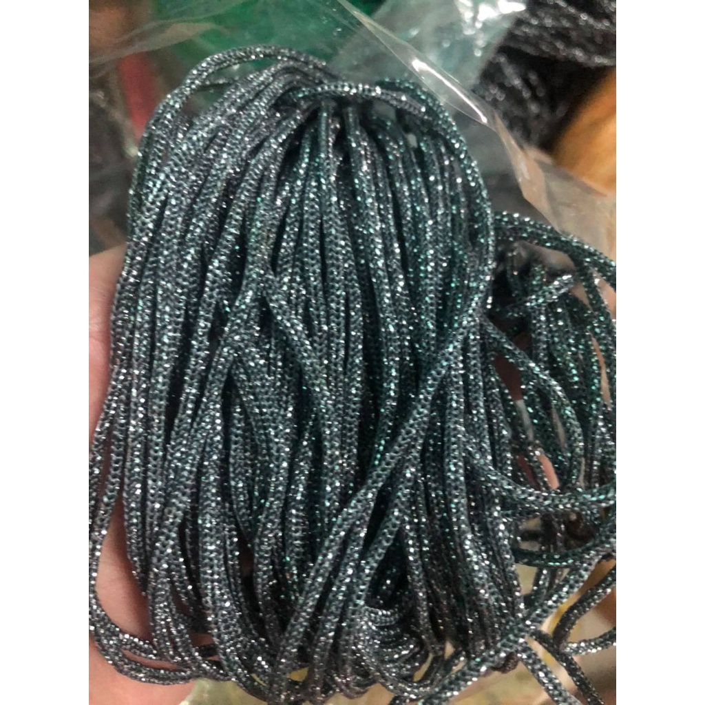 เชือกร่มดิ้นเงิน ขนาด 500g. หากลูกค้าต้องการสีอื่น ๆ  ทักทายสอบถามทางข้อความมาได้นะคะ ทางร้านทอเอง มีทุกสีค่ะ