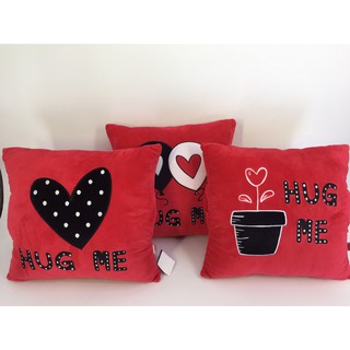 ❤🖤หมอนสอดมืองานปักอักษร Hug me  Size M. แบรนด์ Rainflower❤🖤