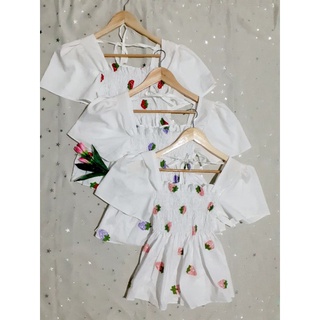 พร้อมส่ง 🍓เสื้อผู้หญิงแขนสั้น คอเหลี่ยม งานปักลายสตรอเบอร์รี่ แต่งสม็อคช่วงอก มีสายผูกหลัง (K101)