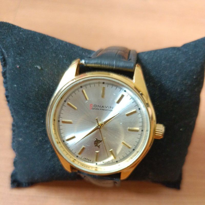 นาฬิกาแบรนด์เนมCONAVINหน้าปัดสีทอง เรือนสีทอง สายหนังสีดำของแท้มือสองสภาพสวย