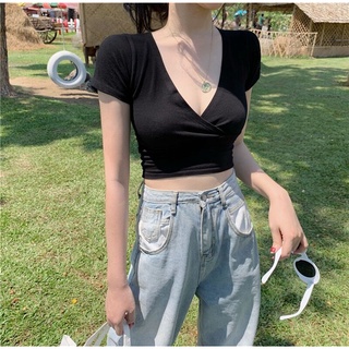 พร้อมส่ง เสื้อยืดแขนสั้น คอวีลึก เอวลอย รัดรูป สีดํา สีขาว สไตล์เกาหลี เซ็กซี่ สําหรับผู้หญิง