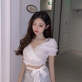 ❌หมดแล้ว❌ น่ารักและเซ็กซี่มากก ดีเทลดีมาก น้องเป็นเสื้อครอป แขนตุ๊กตา ตรงเอวสามารถผูกสายเป็นโบว์มาข้างหน้าได้เก๋ๆ