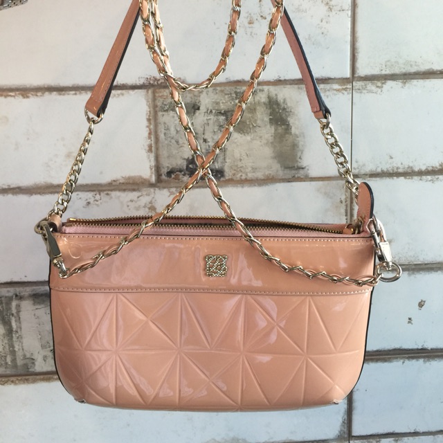 กระเป๋าสะพายข้างแบรนด์แท้ Louis Quatorze หนังแก้ว สีเนื้อ สายโซ่ เงาวับจับตา สภาพ98% ใช้น้อยมากๆ สวย