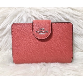 👑ผ่อน0%~แท้100%👑 กระเป๋าสตางค์ใบสั้น สีชมพูอมส้ม แบบกระดุม Medium Corner Zip Wallet Coach C6390 6390