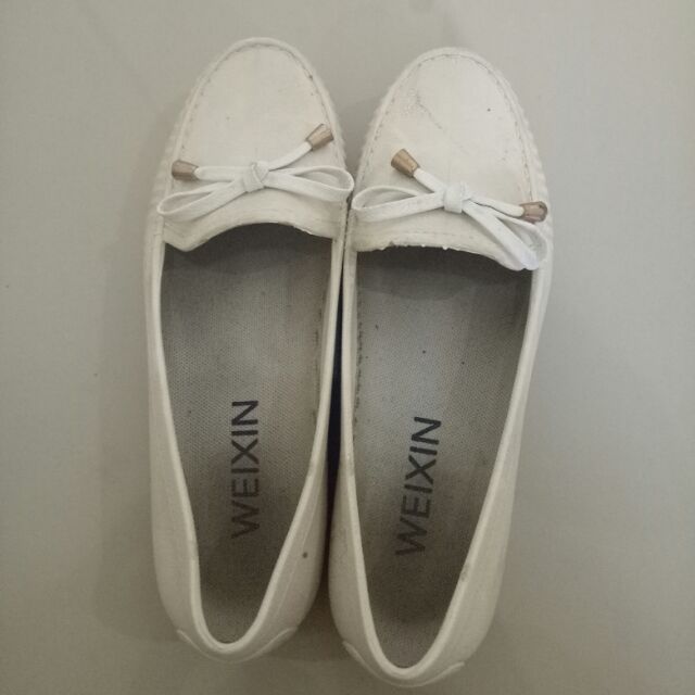 รองเท้าคัชชูหนังนิ่มสีขาวทำความสะอาดนิดหน่อยสะอาด100%