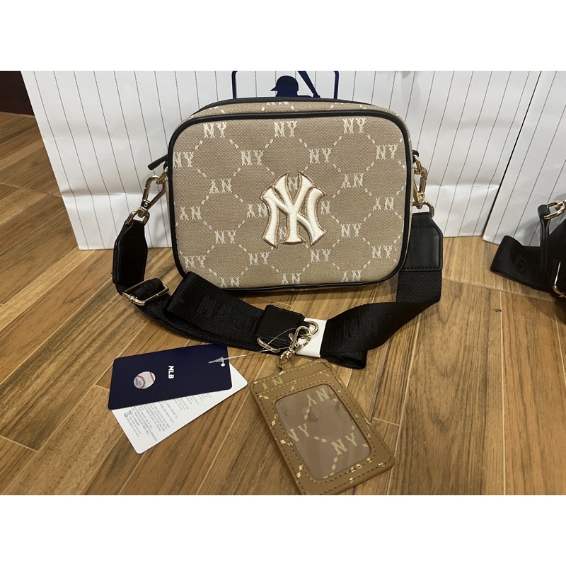 <พร้อมส่ง>Diamond Monogram JQD Camera Bag New York Yankees กระเป๋าสะพาย