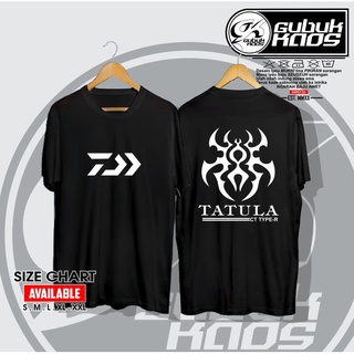 Daiwa TATULA เสื้อยืดลําลอง ผ้าฝ้าย 100% แขนสั้น พิมพ์ลาย MANIA DISTRO MANIA -GUBUK_KAOS lelaki สีดํา พลัสไซซ์ XS-XXXL สําหรับผู้ชาย ของขวัญวันเกิด