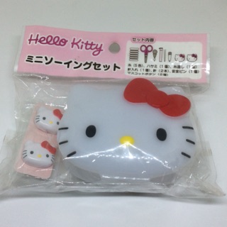 ลดราคาชุดซ่อมเสื้อผ้าแบบพกพา hello kitty by Sanrio made in Japan