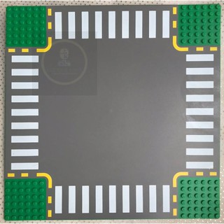 [ของแท้ มือ 2 สภาพพอใช้] Lego Green Baseplate, Road 32 x 32 6-Stud Crossroad with Dark Gray Road, Yellow Dashed Lines