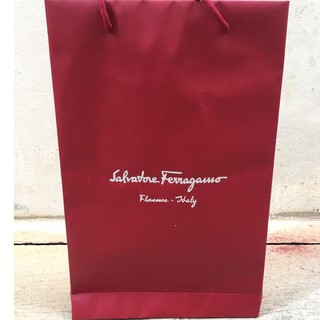 ถุงกระดาษสีแดงเลือดหมูแบรนด์ ซาลวาโทเร เฟอร์รากาโม (Salvatore Ferragamo) ของแท้ ไซส์กลาง ทรงสูง