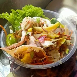 ชามพลาสติกใส(ไม่มีฝา) ขนาดใส่ก๋วยเตี๊ยว ใช้ครั้งเดียว สะดวก สามารถพกพาไปใช้ตอนเดินทางได้ แพคละ50ใบ
