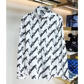 BALENCIAGA SIGNATURE LOGO-PRINT COTTON SHIRT เสื้อเชิ้ตคอปกแขนยาว แบรนด์บาลองเซียก้า ลายปริ้นท์ตัวหนังสือโลโก้ ลายเซ็น