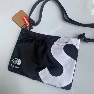 กระเป๋า ซูพรีม THE NORTH FACE LOGO SHOULDER  พร้อมส่ง งานตรงปก ขนาด 11x8นิ้วค่ะ ถ่ายสดจากสินค้าจริง100%