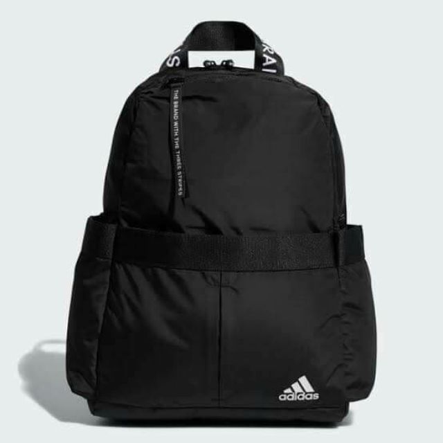 🎁พร้อมส่งค่ะ🎁adidas backpack nylon ขนาด 11.6x16x5.5 นิ้ว ราคา 🎁2290 🎁บาทค่ะมีช่องใส่โนตบุคด้วยนะคะ วัสดุดีมากจ้า