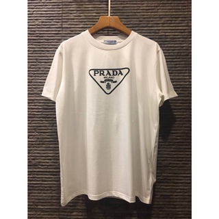 เสื้อยืดผู้หญิง PRADA BIG LOGO T -SHIRT  เรียบๆแต่เฉียบขาด ผ้าใส่สบาย ถ่ายสดจากสินค้าจริง100% Size XL - XXL