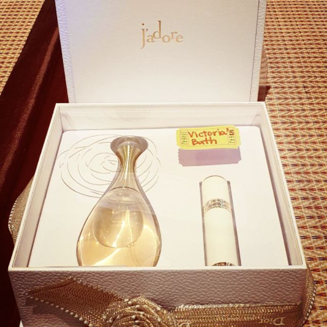 น้ำหอม Dior  Jadore Limited Edition ของแท้ 100%  แพคคู่  ขนาด 100 ml. .พร้อมขวดพกพา ขนาด 7.5 ml.  ลด