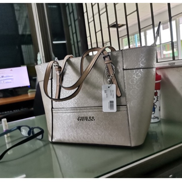 กระเป๋าGuess ทรงโท้ทใบใหญ่ Tote bagกระเป๋าผู้หญิง เก็บโค้ดส่วนลดค่าส่งฟรี