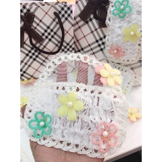 งานผ้าลูกไม้ประดิษฐ์รูปกระเป๋าติดดอกไม้สีหวานราคาชิ้นละ 12บาทจร้าา