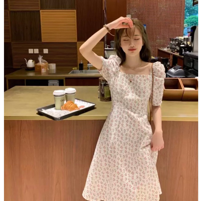 Korean ชุดเดรสลายดอก พร้อมส่ง สีขาวแนวสาวเกาหลี เดรสกระโปรงทรงยาวเลยหัวเข่า ผ้านิ่ม 001
