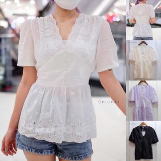 Chicha เสื้อผ้าคอตตอนฉลุลายสุดหวาน ตัวนี้ทรงสวยมาก ช่วงอกเป็นคอวีลึก แต่งกระดุมสุดเก๋