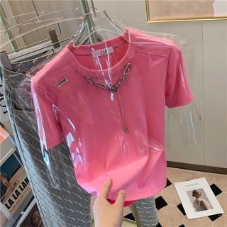 เสื้อยืดแขนสั้น แต่งสายโซ่คล้องเอว สีชมพู สําหรับผู้หญิง