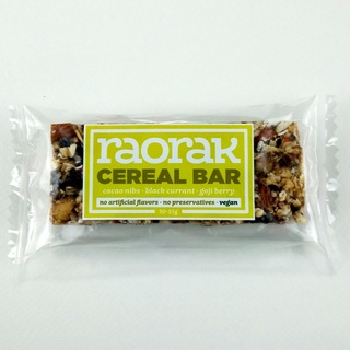 RAORAK Cereal Bar เรารัก ซีเรียลบาร์ เมล็ดโกโก้ ที่ผ่านการบดแบบเย็น ผลแบล็คเคอเร็นท์ เม็ดเก๋ากี่