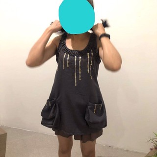 เสื้อแขนกุดสีเทา ด้านหลังสม็อคเอว