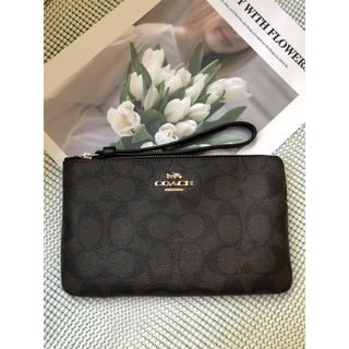 🌼คล้องมือ Coach ไซส์ L1zip ลายซีเข้มรุ่นใหม่ LARGE CORNER ZIP WRISTLET IN SIGNATURE CANVAS🌼