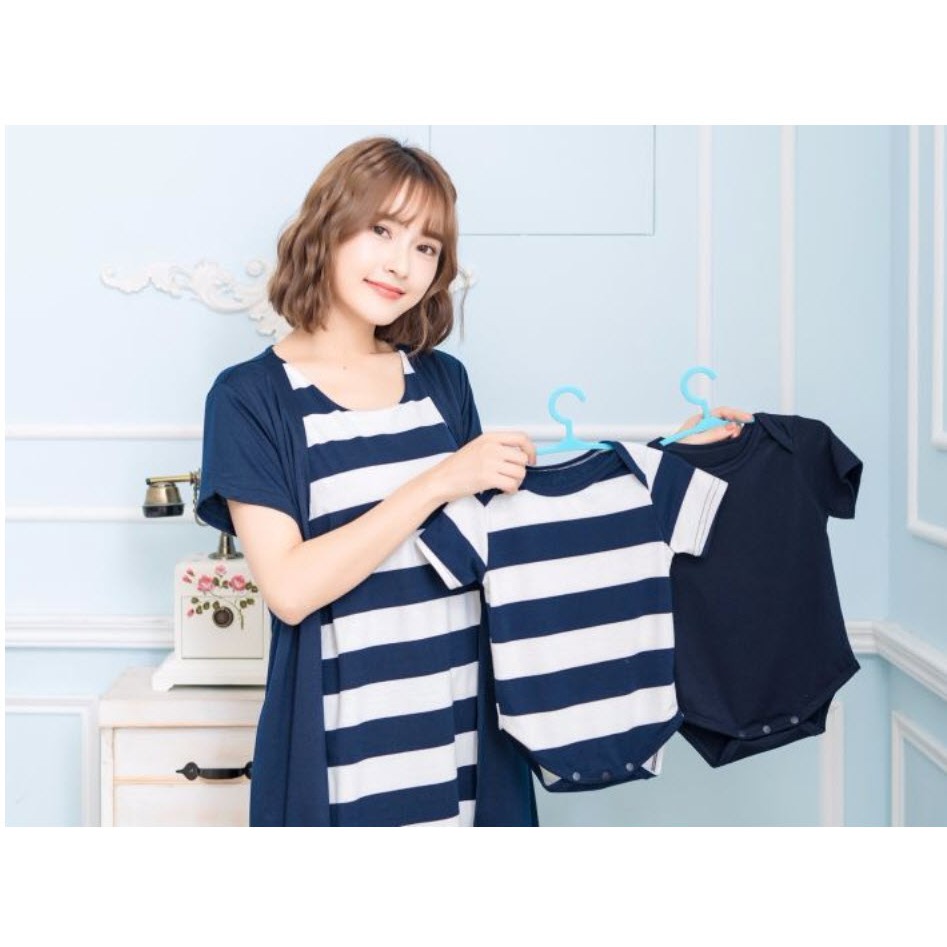 M1207 ชุดคู่แม่ลูกคลุมท้องให้นมได้เป็นชุดติดกันนะคะ โทนสีกรมท่า แขนสั้น ชุดลูกได้ถึง 2ชิ้น คุ้มมากๆ