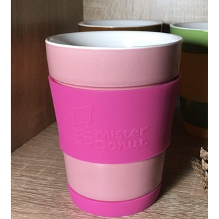 แก้วกาแฟ เซรามิค พร้อมที่จับยางซิลิโคน Mister Donut สีแดงชมพู