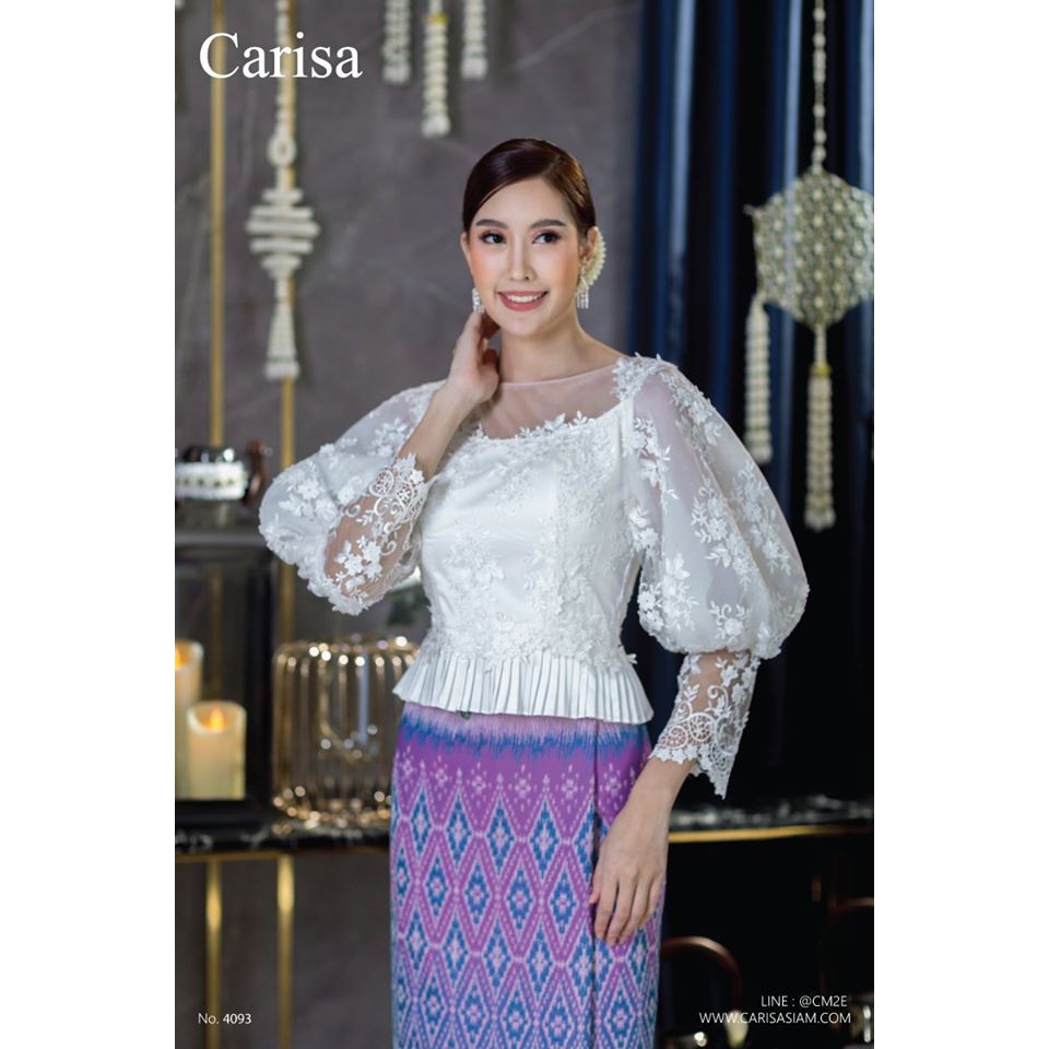 Carisa เสื้อไทย เสื้อลูกไม้ ชุดไทย แขนพองปักลูกไม้ลอย แต่งชายด้วยระบายพลีท [4093]