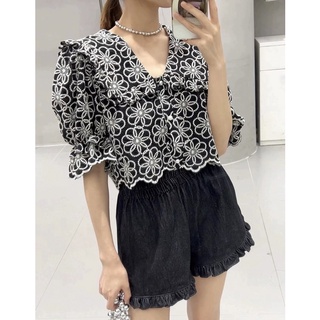 เสื้อครอปผ้าลูกไม้ คอปก