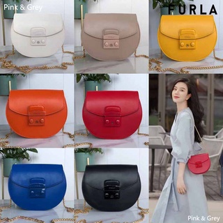 (พร้อมสต็อก) จัดส่งที่รวดเร็ว 100% Furla Metropolis กระเป๋าสะพายข้างผู้หญิงสะพายข้าง/ กระเป๋าสะพายข้างสายโซ่7สี/ กระเป๋าสะพายไหล่หนังวัวชั้นบนสุด（20x16x8cm）