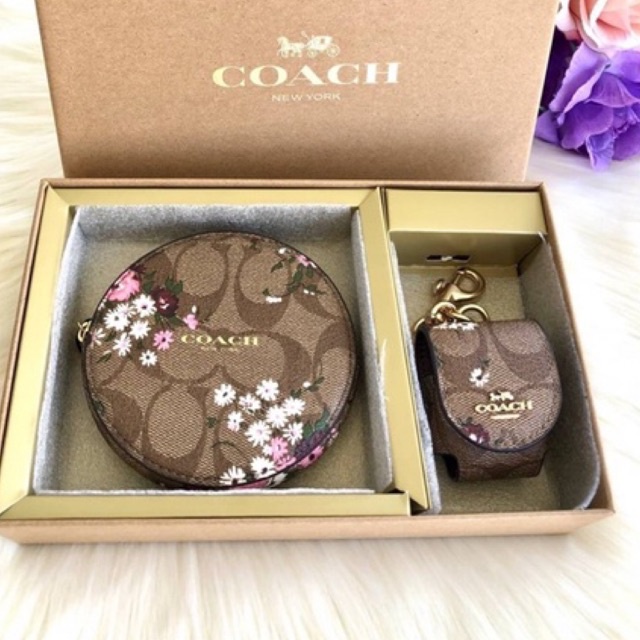 Coach กล่องของขวัญ กระเป๋าใส่เหรียญ+ AirPods box set ลายซีสีน้ำตาล พิมพ์ลายดอกไม้