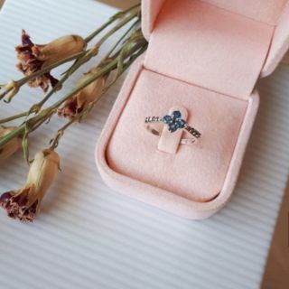 Floral London Blue Topaz Ring​ แหวนดอกไม้พลอยบลูโทพาสน้ำสวย ประดับสวารอฟกี้แมคคาไซต์