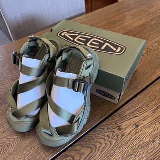 KEEN รองเท้าแตะแฟชั่นสำหรับผู้ชายและผู้หญิง รองเท้าชายหาด สีดำและขาว