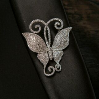 เข็มกลัดติดเสื้อเพชร CZ เต็มชิ้นบนตัวเรือน 18k platinum plated สุดพรีเมี่ยม