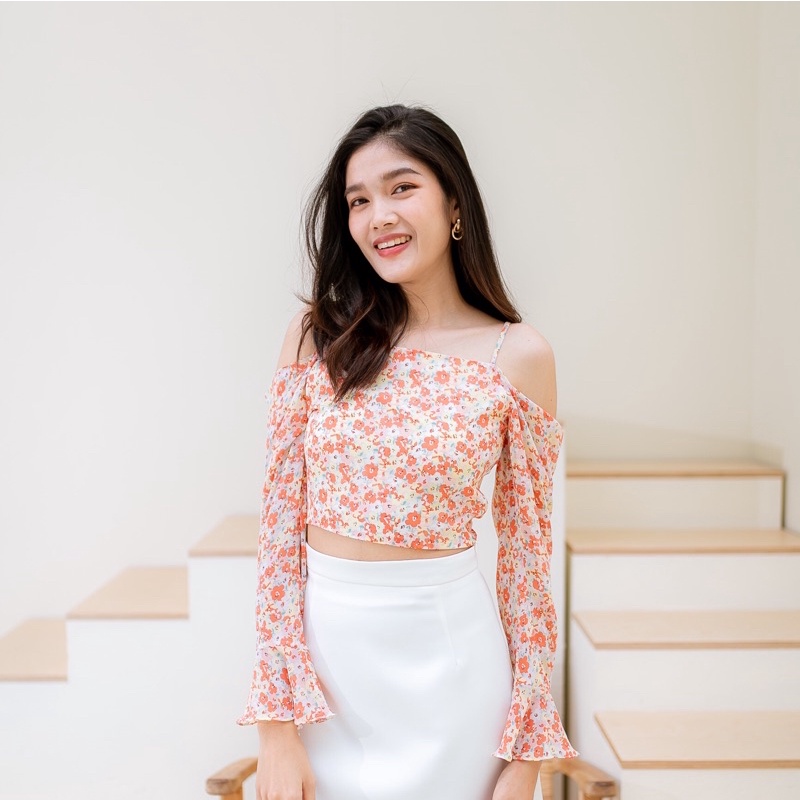 voravong | Freesia top เสื้อครอปเปิดไหล่ ลายดอกไม้ ผ้าชีฟอง