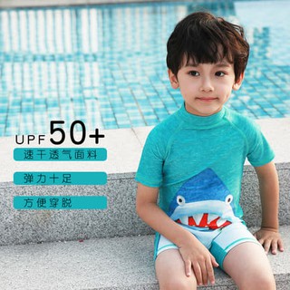 ชุดว่ายน้ำเด็กผู้ชาย 2-5 ขวบ บอดี้สูทแขนสั้น ลายฉลามน้อย สีฟ้าน้ำทะเล พร้อม หมวกว่ายน้ำ