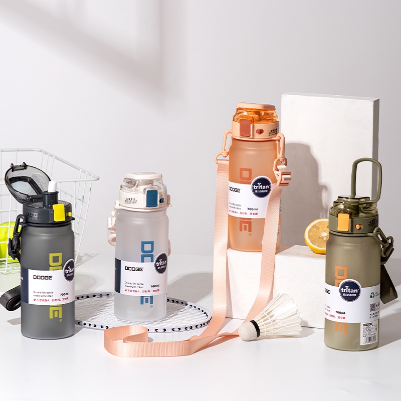 DODGE กระบอกน้ำ ขวดน้ำพกพา วัสดุTritan ขวดน้ำออกกำลังกาย ขวดน้ำพลาสติก กระติกน้ำ มีหลอด สายสะพาย ขนา