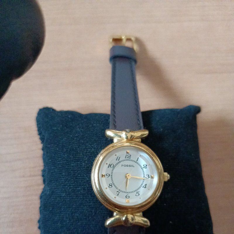นาฬิกาแบรนด์เนมFOSSILหน้าปัดสีขาวตัวเรือนสีทอง สายหนังสีน้ำตาลของแท้มือสองสภาพสวย