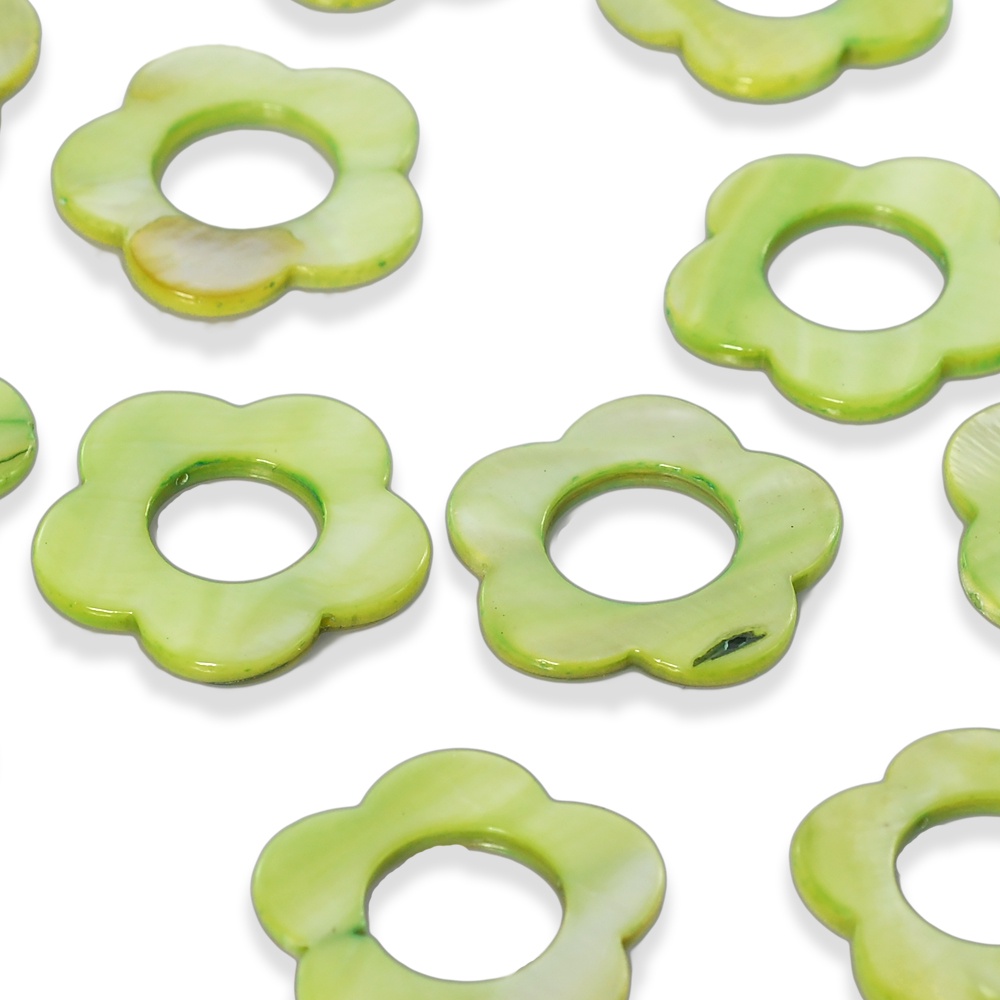 ลูกปัดเปลือกหอยแท้รูปทรงดอกไม้แบนสีเขียวอ่อน (Light Green Flat Flower MOP) 28 mm