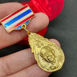 เหรียญของขวัญวันเกิด+เข็มกลัดธงชาติ หลวงพ่อฤาษีลิงดำ วัดท่าซุง ด้านหลังเหรียญเป็นรูปพระเจ้าพรหมมหาราช อานุภาพครอบจักรวาล