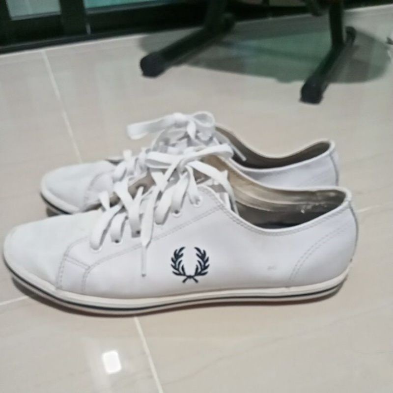 รองเท้าผ้าใบ fred perry