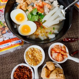 ก๋วยเตี๋ยว เส้นใหญ่ น้ำใส แถมหมูยออบแห้ง กุ้งแห้ง ต้นหอมผักชี กระเทียมเจียว พริกผัด