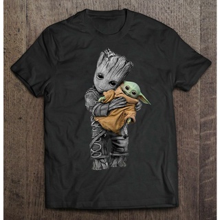 เสื้อยืดผ้าฝ้ายเสื้อยืด พิมพ์ลาย Groot Hugs Baby Yoda Mandalorian แฟชั่นฤดูร้อน สําหรับผู้ชายL XL  XXL 3XL