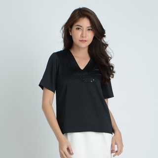 GSP BLOUSE เสื้อจีเอสพี เสื้อไม่มีปก แขนสั้น สีดำ แต่งดีเทลช่วงคอ (SL46BL)