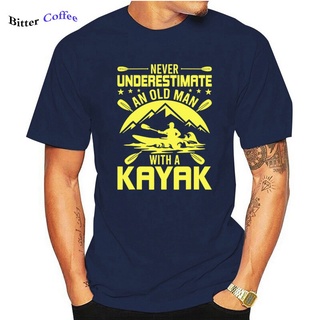 เสื้อยืดครอปเสื้อยืดแขนสั้น พิมพ์ลาย Never Underestimate An Old Man Loves Kayaking Paddle เหมาะกับของขวัญวันเกิด สําหรับ