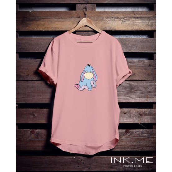 EEYORE IN PEACH TSHIRT/ เสื้อยืด UNISEX เสื้อยืดผู้หญิง EEYORE POOH